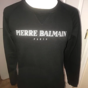 Svart Pierre Balmain sweatshirt - I nyskick, storlek S. Självklart äkta vara.