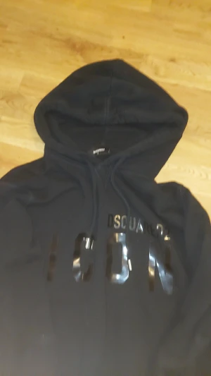 Dsquared2 icon hoodie - Jag säljer en svart Dsquared2 hoodie i perfekt skick för ungefär 15% av nypris. Det står på hoodien att den är storlek S men skulle snarare påstå att den passar bättre in mellan M-L. Pris kan diskuteras