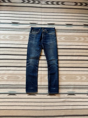 APC selvedge jeans standard w28 - Riktig snygga o eftertraktade selvedge jeans från apc, de har riktig snygg fade o snygga slitningar som inte går o hitta när man köper nytt. Använda men i gott skick!