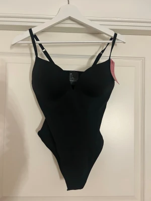 Viral HM body ALDRIG andvänd - Svart body med push upp från h&m, helt ny, alrig andvänd eller testad! Pris går att diskutera 💕