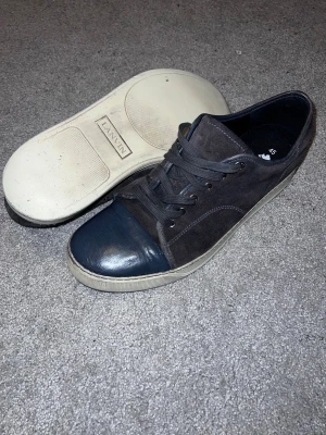 Lanvins  - Väldigt snygga - yttersulan är lite nedsliten och innersulan är utbytt - har lite små defekter - har mycket kvar att ge - box och dustbag följer med 