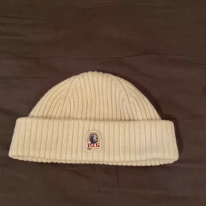 Vit parajumpers mössa - Snygg mössa från parajumpers med ribbad kant och broderad logotyp framtill. 