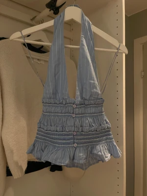 Topp - Oanvänd jätte fin topp från Zara. Insydd längs upp men lätt att sprätta upp! Lappen är kvar, inga defekter!💗