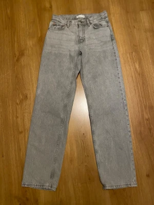 Grå raka jeans - grå midwaist raka jeans 