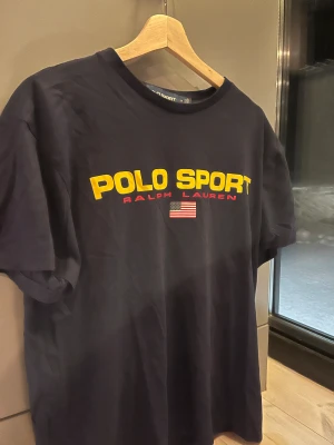 Polo Sport Ralph Lauren  - Mörkblå polo sport Ralph lauren t-shirt storlek M