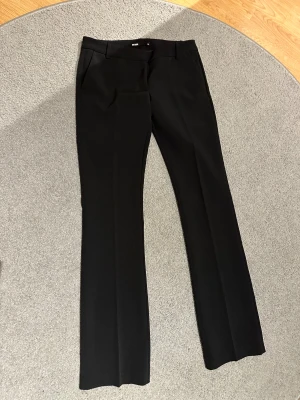 Svarta kostymbyxor från Bik Bok - Snygga svarta kostymbyxor från bikbok, bootcut i storlek 38/tall och modell Vera👌🏼Använda endast en gång!