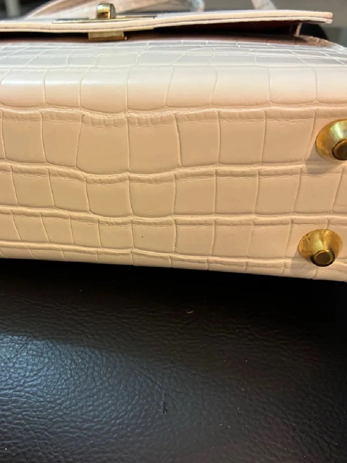 Vit axelväska med krokopräglad yta - 2