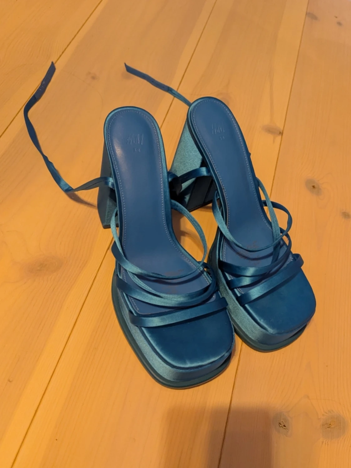 Blå plattformsklackar från H&M