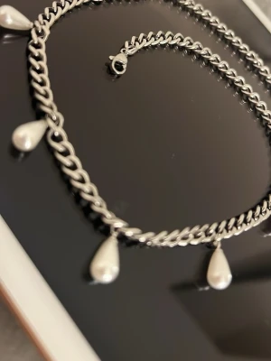 Silver halsband med pärlor - Säljer en silverfärgad kedja med hängande droppformade pärlor. Har gjort denna helt själv ! Rostfri! 💘 