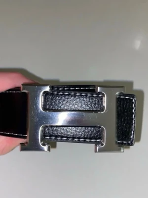 Svart H bälte  - Riktigt bra kvalité, helt nytt, inga diffekter