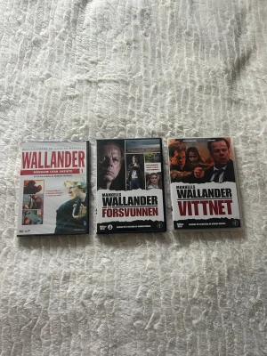 Wallander: Mördare utan ansikte, Försvunnen, Vittnet - Tre spännande Wallander-deckare dvd . Perfekt för dig som gillar mysterier, action och svensk krim. En av filmerna är fortfarande inplastad – perfekt för samlingen!