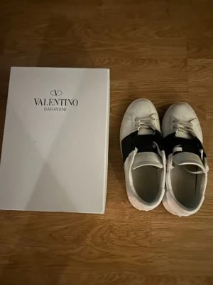 Valentino Garavani Open - Säljer ett par Valentino Garavani Open skor för att de inte passar längre hag har storlek 44 och d är lite för små för mig. Skriv om du har mer frågor eller vill ha mer bilder!