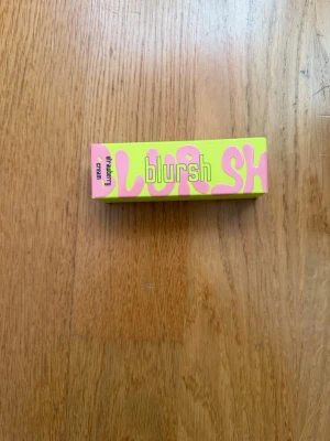 Made by Mitchell Blush Strawberry Cream - Flytande rouge i färgen Strawberry Cream från Made by Mitchell. Kommer i en cool limegrön och rosa förpackning med lekfull design. Produkten är en liquid blusher som ger en fräsch och mjuk rosa ton till kinderna. Perfekt för att skapa en naturlig glow.