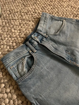 Baggy loose fit jeans från H&M - Säljer ett par ljusblå baggy loose fit jeans från H&M.