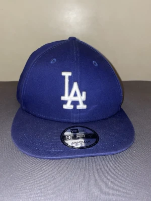 Blå LA KEPS - Blå LA KEPS som man kan justera storleken 