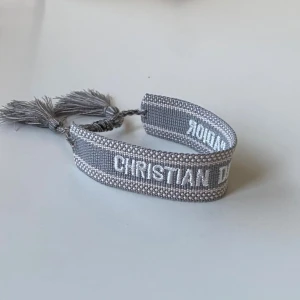 Christian dior armband - Helt ny Christian dior armband. Aldrig använd. Fraktar inom 24 timmar