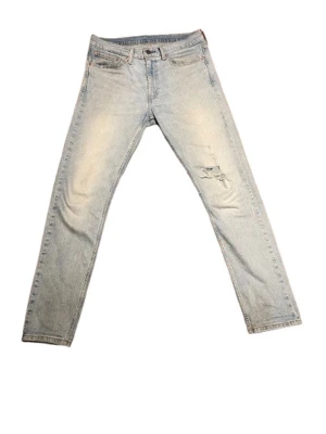 Levi's 515 slim fit taper jeans W32 L32  - Ljusblå Levi's 515 jeans med slim fit och tapered ben. Klassisk femficksmodell i jeansmaterial med slitningar på ena benet för en cool look. Perfekta för dig som gillar en avslappnad men trendig stil.
