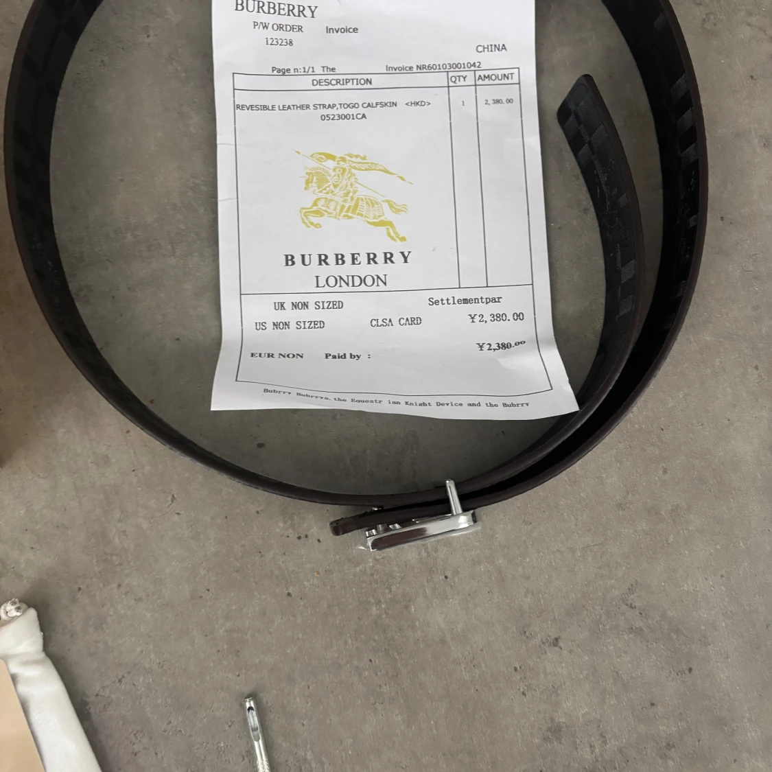 Burberry rutig skinnväst med B-spänne - 4