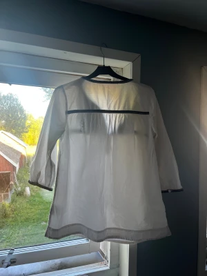 Snygg blus med broderi - säljer min fina blus nu eftersom jag inte andvänder den särskillt mycket och har aldrig gjort. jättefin och perfekt till sommaren med mörkblått broderi. står att den är storlek L men den ser ut och sitter som S/M. köpt för 400 ca 1,5 år sedan❤️ använd 2 ggr 