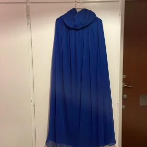 Klänning - Hej, säljer min klänning utan armar. Skriv vid intresse.