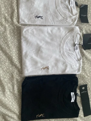 Saint Laurent T-shirts - 3 st 300/st hör av er vid frågor. Köps alla 3 samtidigt kostar det 750, köps 2 samtidigt 550