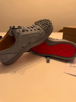Louboutin Skor Gråa - Tjena. Säljer nu riktigt feta Louboutins i storlek 40 som har använts fåtal gånger. Såklart äkta och kvitto finns med. Skriv om ni har några funderingar