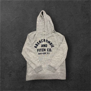 Abercrombie & fitch hoodie - Säljer nu en riktigt go abercrombie & Fitch hoodie som är rätt populär just nu, storlek S men kan även passa M😊