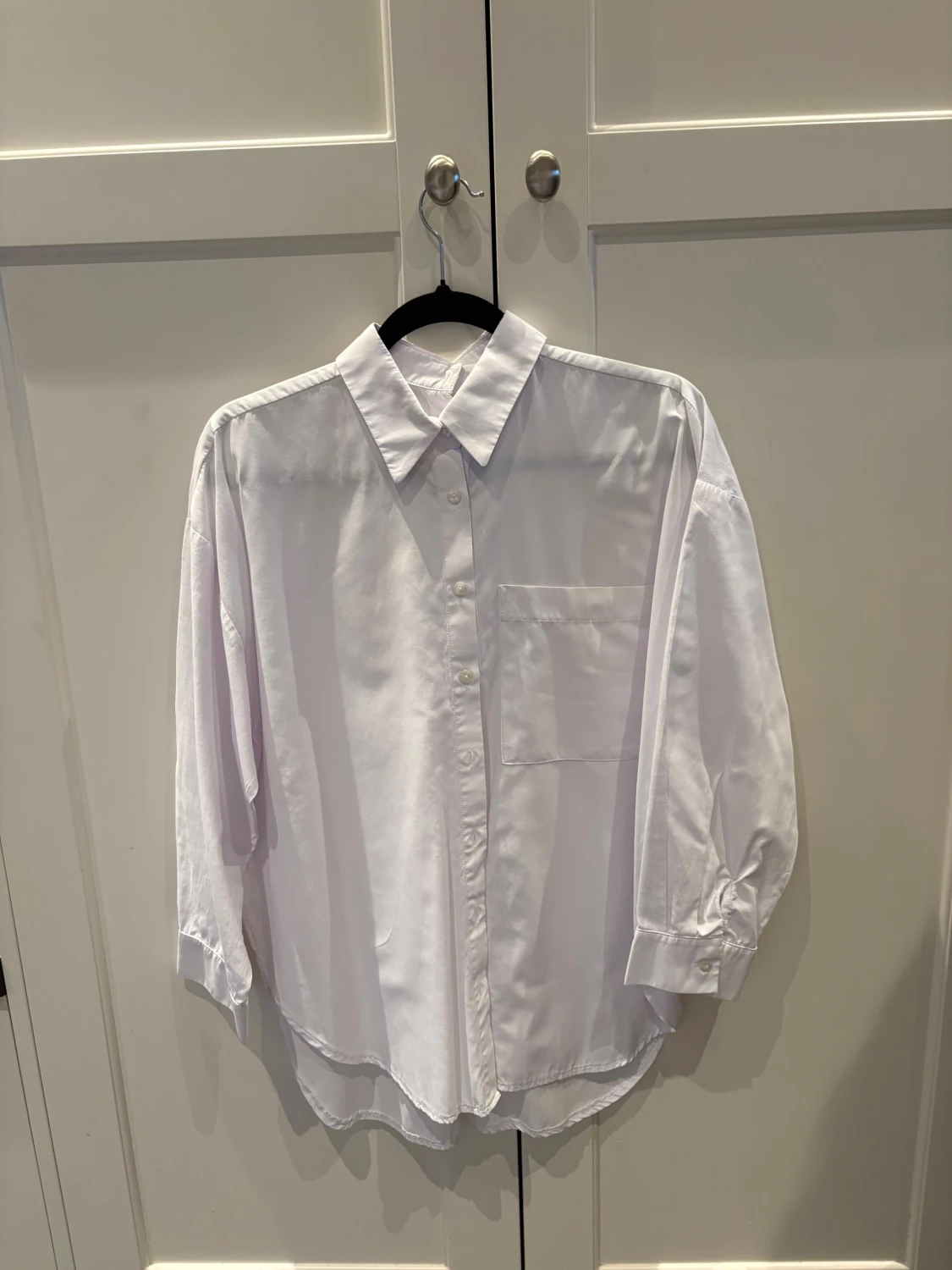 Vit klassisk skjorta med ficka och knappdetalj i rygg