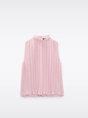 Ljusrosa plisserad ärmlös blus - Säljer en ljusrosa blus med plisserad struktur och hög hals. Toppen är ärmlös och har en flowy, lätt passform som ger en snygg och modern look. Perfekt för dig som gillar mjuka färger och stilrena detaljer.