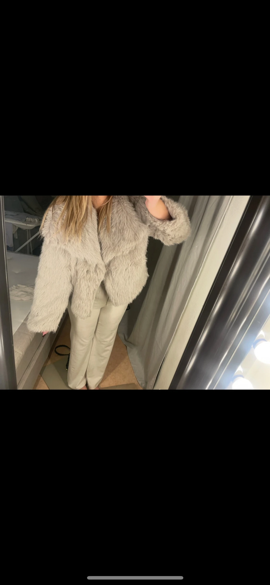 Beige pälsjacka med bred krage