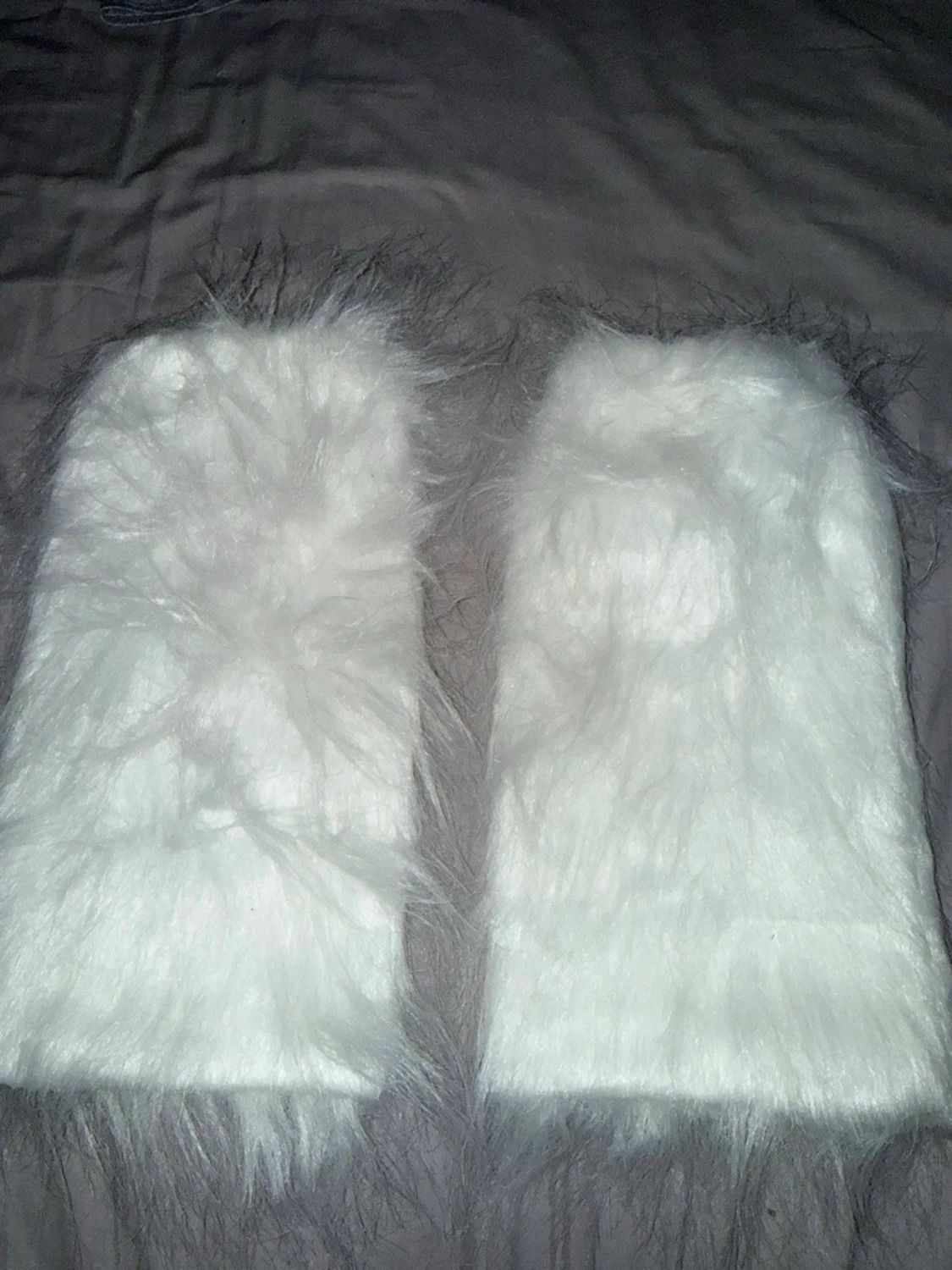 Vit fluffig benvärmare/accesoar