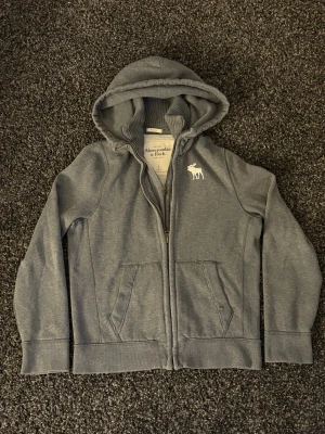 Abercrombie & fitch cardigan~sällsynt  - Säljer nu denna väldigt eftertraktade Abercrombie & fitch cardiganen. Skick 8/10, sjukt snygg och unik. Denna blir såld fort så skynda! Obs går ner i pris vid snabb affär! 