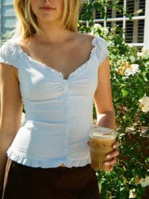 Brandy Melville blus  - Vit blus från brandy Melville, har använt den en gång! Står ingen storlek men skulle säga xs/s