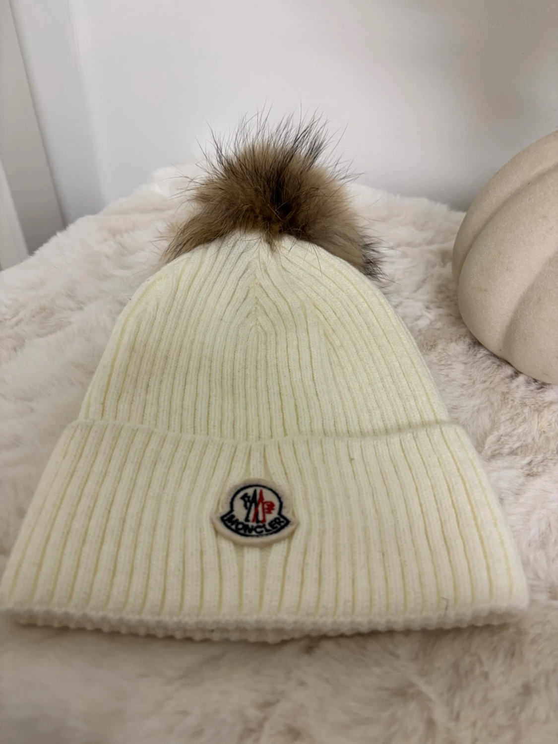 Vit  mössa med pälsboll - 1