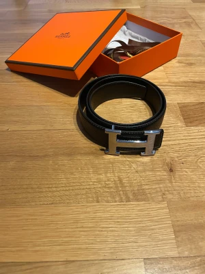 Svart Hermesbälte  - Säljer ett stilrent Hermesbälte! Storleken är 110 cm, använt en gång, då det inte passade 😁