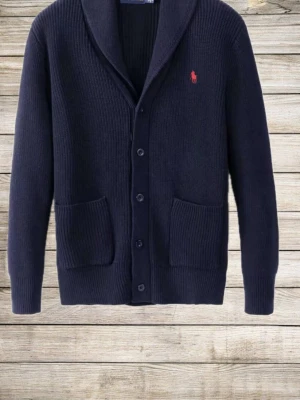 Polo Ralph Lauren Cardigan - Intressekontroll på en riktigt snygg mörkblå cardigan. Orkade ej ta bild på den då jag ej är säker på att sälja än. Köpt för runt 4-5000kr.