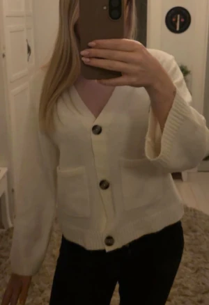 Cardigan - Supermysig vit kofta från Gina tricot! Koftan är stickad i väääldigt mjukt material! I storlek XS och bara använd en gång!