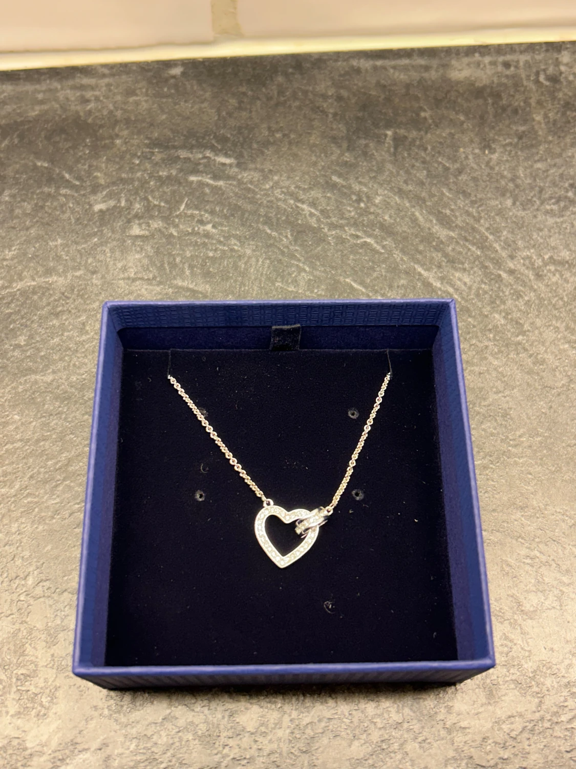 Swarovski silverfärgat hjärthalsband