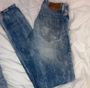Tiger of Sweden  28/32 - Snygga Tiger of Sweden jeans, modell Old Dude i storlek 28/32. Jeansen har slitna detaljer. Säljer billigt då dem är lite för tighta. 