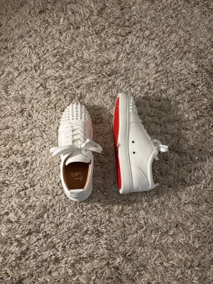 Christian Louboutin vita - Säljer ett par vita sneakers från Christian Louboutin. Perfekt för dig som vill sticka ut med en lyxig och stilig stil. Aldrig andvända 