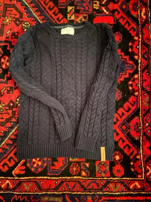 Blå stickad tröja - Blå stickad tröja från lager 157, passar dig som är runt 150cm lång