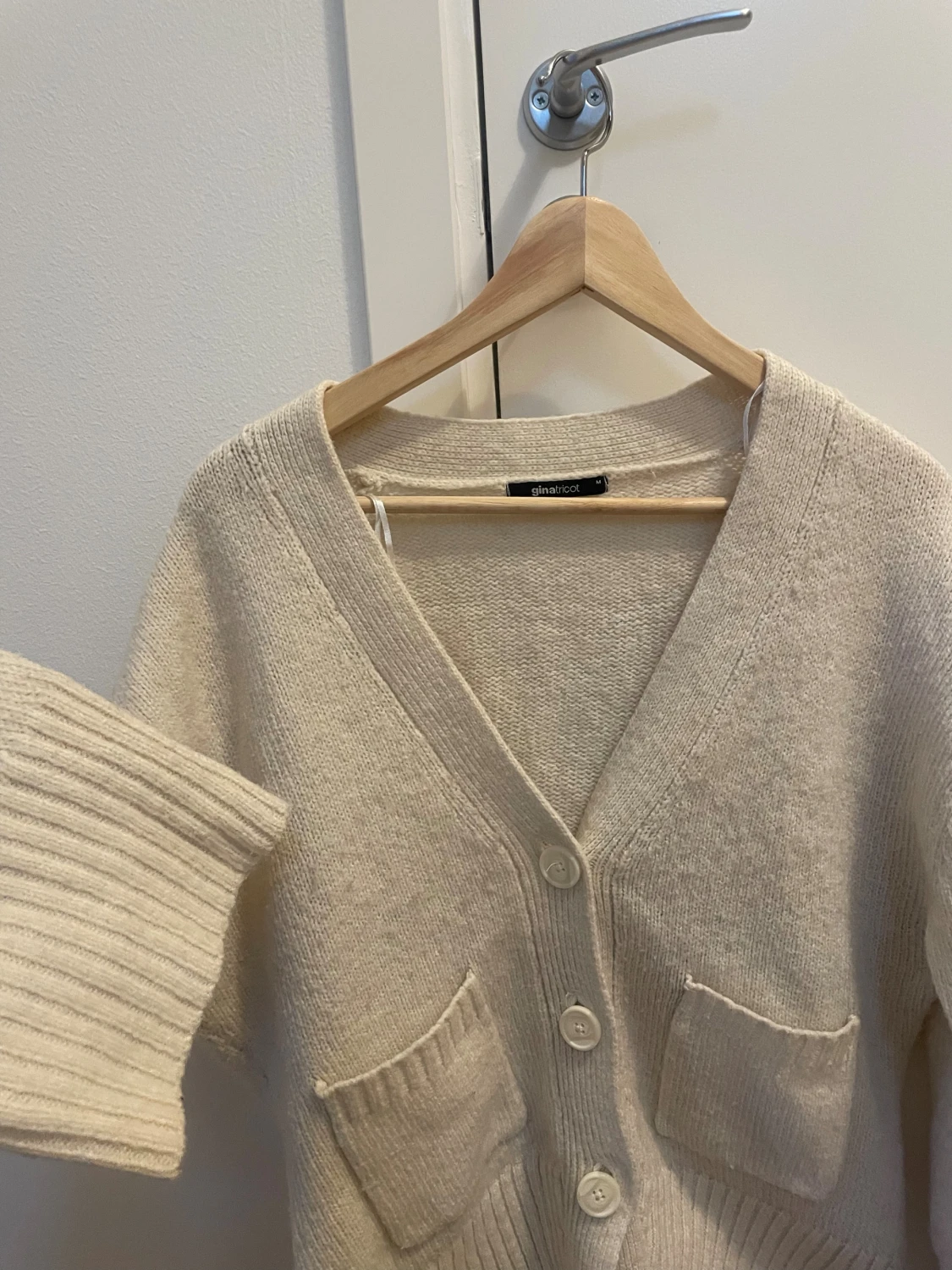 Beige stickad cardigan från Gina Tricot - 2