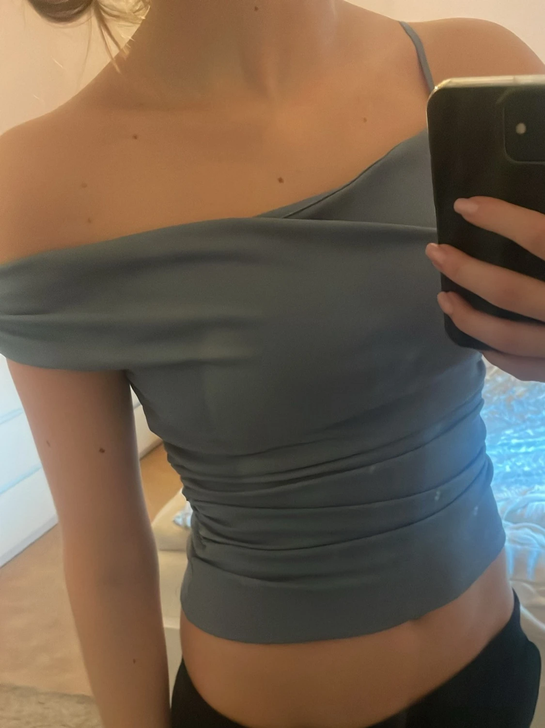 Blå offshoulder topp med drapering