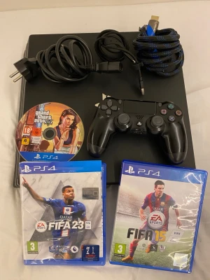 PlayStation 4  - Är du redo för en spelupplevelse utöver det vanliga? Säljer min välvårdade PS4 Pro som levererar fantastisk grafik och snabb prestanda. Konsolen är i utmärkt skick och redo för många timmars spelglädje.  Varför välja denna PS4 Pro?  *   Fantastisk 4K-upplösning: Upplev dina favoritspel med otrolig detaljrikedom. *   Snabbare prestanda: Laddningstiderna minskar, och spelen flyter på bättre än någonsin. *   Toppskick: Konsolen är väl omhändertagen och fungerar perfekt.  📦 Ingår:  *   PS4 Pro-konso