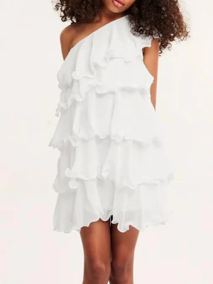 Vit oneshoulder volangklänning - Supersöt vit kortklänning med flera lager volanger och oneshoulder-design. Endast använd en gång så i stort sett helt ny! 