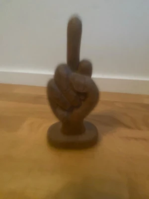 Trä smide handgjord av bra kvalitet på trädet - Ett kaxigt träsnide handgjord av kvalitet trä och ganska provocerande motiv stor model.