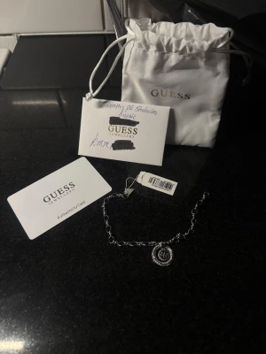 Silverfärgad Guess armband med cirkelberlock - Fick detta jätte charmiga armbandet på min student men tyvärr är jag en guld tjej så säljer den vidare till någon som kommer säkert älska den mer än mig!💞✨ Går gärna ner i pris! 