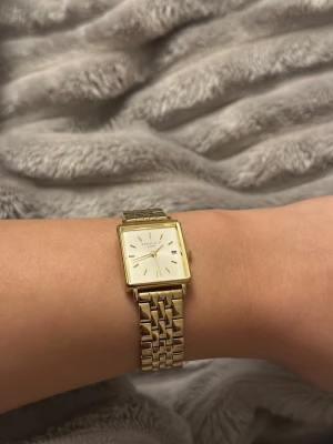 Rosfield klocka  - Guldklocka från guldfynd med vit metallic urtavla. Inte använd många gånger 