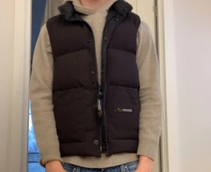 Canada goose väst - Tja! Säljer min canada goose väst pågrund av att den har blivit för liten. Det är en lite äldre canada goose väst som ni ser men den har hällt sig i bra skick. Det är bara att skriva om ni har några funderingar!