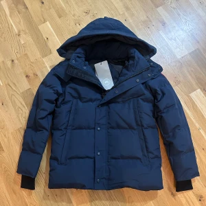Canada goose wyndham red label - Canada goose wyndham mörkblå färg storlek m. Kommer med en väska och päls.